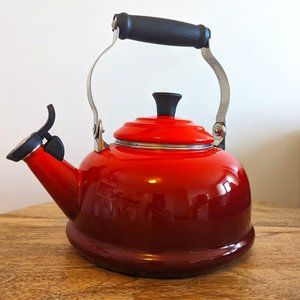 Le Creuset Whistling Kettle - Cerise